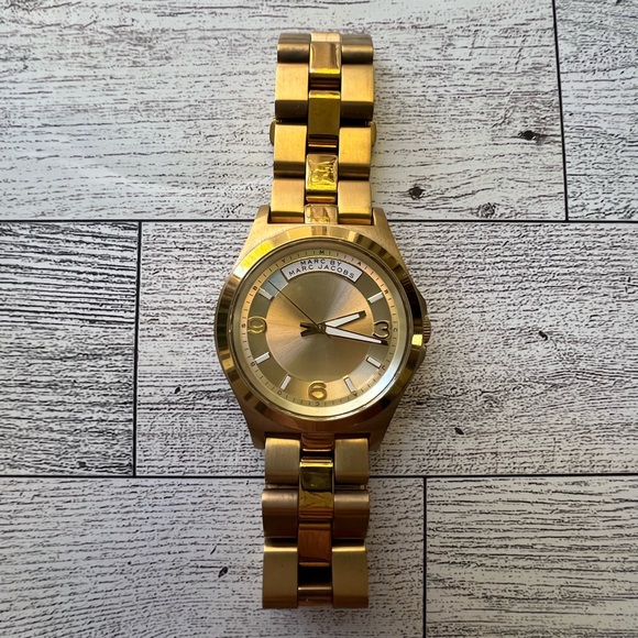 MARC by Marc Jacobs Women’s Wrist Watch. Gold-Toned Band. - Picture 3 of 12